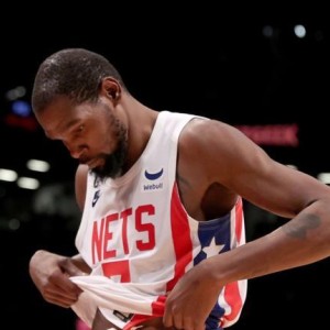 kaiyun-篮网防守崩塌！失分联盟第二高 队内会议改变命运？