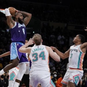 开云体育官网-詹姆斯：我们的阵容没有化学反应 现在是适者生存